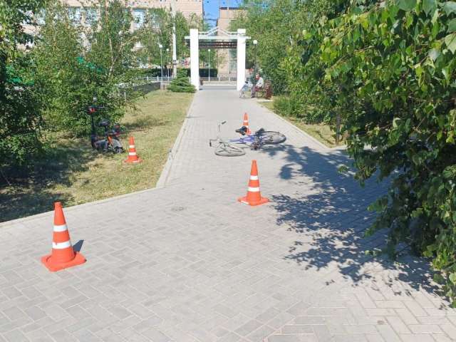 В Новоорске 8-летний самокатчик сбил велосипедистку