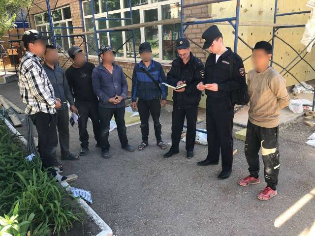 В Бугуруслане полиция выявила 27 случаев незаконного трудоустройства мигрантов