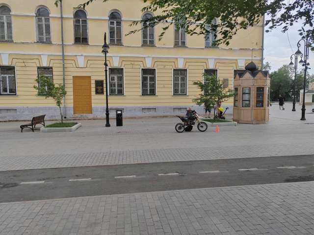 В Оренбурге на улице Советской молодой водитель питбайка сбил мужчину с ребенком