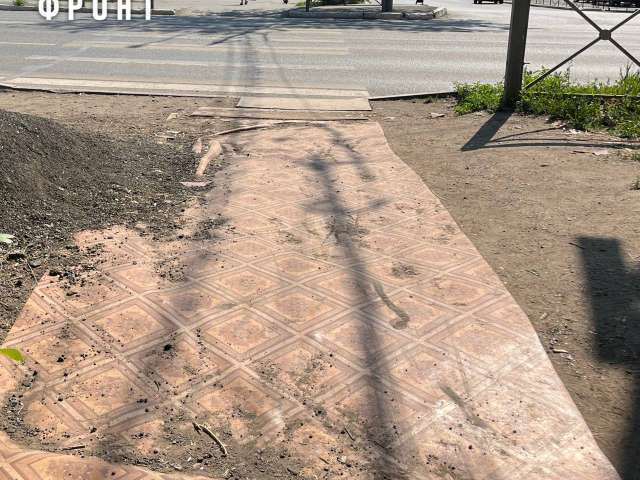 Так и не дождались: жители Оренбурга «заасфальтировали» тротуар линолеумом