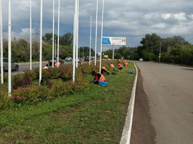 Коммунальщики Оренбурга продолжают уборку и благоустройство города