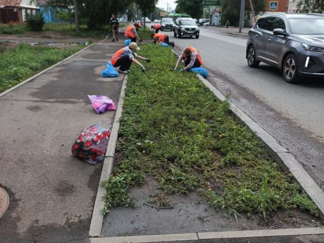 В Оренбурге 275 работников вышли на уборку городских улиц и парков