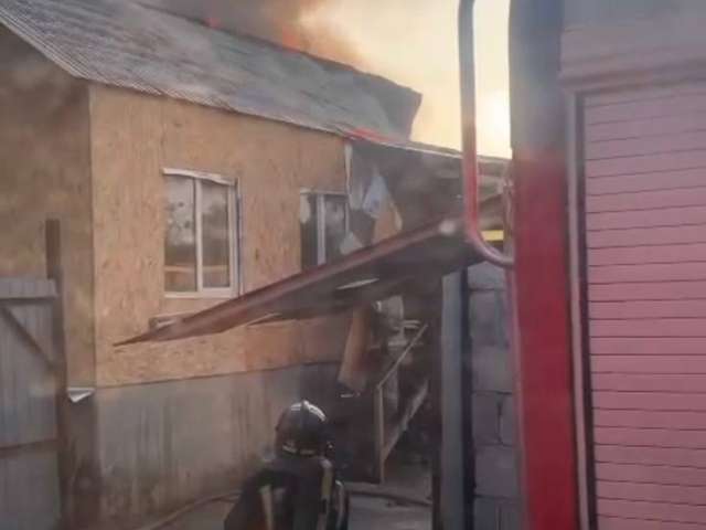 В Орске потушили пожар в частном доме