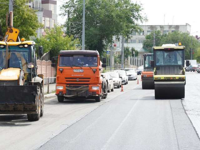 В Оренбурге ремонтируют дорогу на улице Рыбаковской