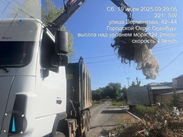 В Оренбурге убирают мусорные навалы возле контейнерных площадок