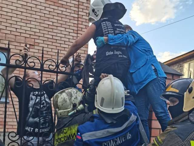 В Оренбурге ребенок повредил ногу, перебираясь через забор 