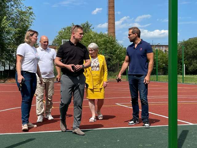 Председатель Оренбургского горсовета оценила ход работ на спортплощадке школы №64