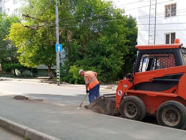 В Оренбурге косят траву, убирают смет и пропалывают цветы 