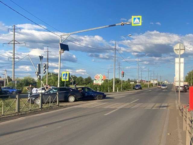 На Беляевском шоссе столкнулись «Audi» и отечественная легковушка. Есть пострадавшие