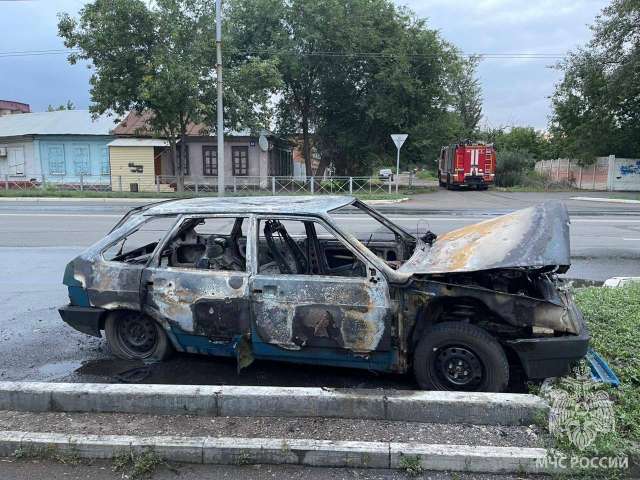 Возгорание автомобиля на ул. Цвиллинга в Оренбурге