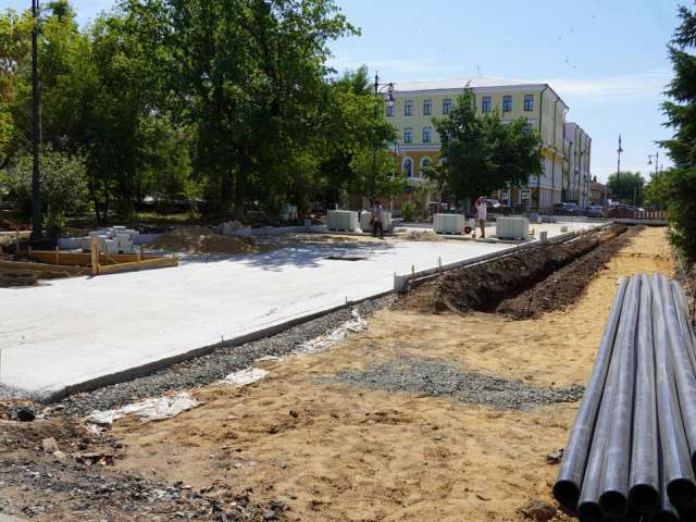 В Оренбурге продолжается благоустройство сквера им. Ленина на ул. Советской