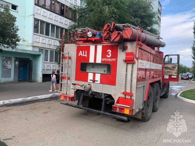 В Оренбурге из горящего дома спасли 15 человек, включая ребенка