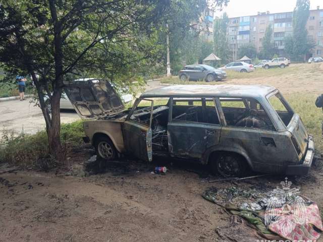 В Новотроицке во дворе жилого дома сгорел автомобиль