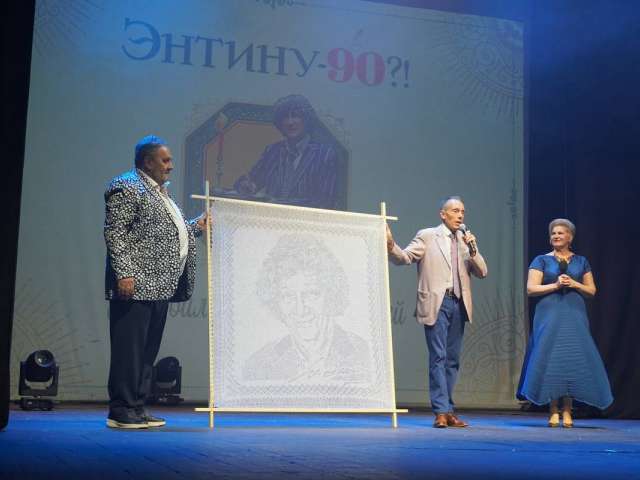 Оренбуржцы поздравили Юрия Энтина пуховым платком с его портретом