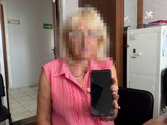 В Саракташском районе женщина, воспользовавшись незапертой дверью, украла телефон у спящего мужчины 
