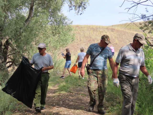 В Оренбуржье в заказнике «Губерлинские горы» состоялась экологическая акция «Чистые берега»