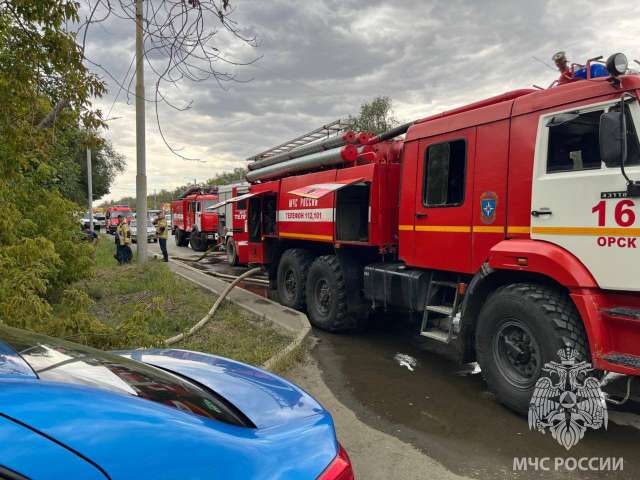 В Орске подожгли два заброшенных здания