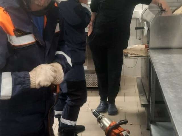 Травма на производстве: в Оренбурге рука мужчины попала в тестомес
