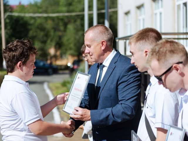 «Уральская Сталь» поздравила учащихся и студентов Новотроицка с Днем знаний