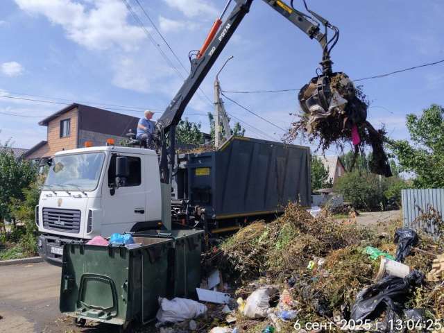 985 кубометров мусора вывезли с контейнерных площадок Оренбурга за минувшую неделю