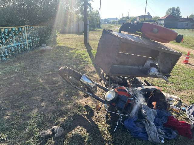 В Курманаевском районе мотоцикл с коляской опрокинулся в кювет: погибла пассажирка