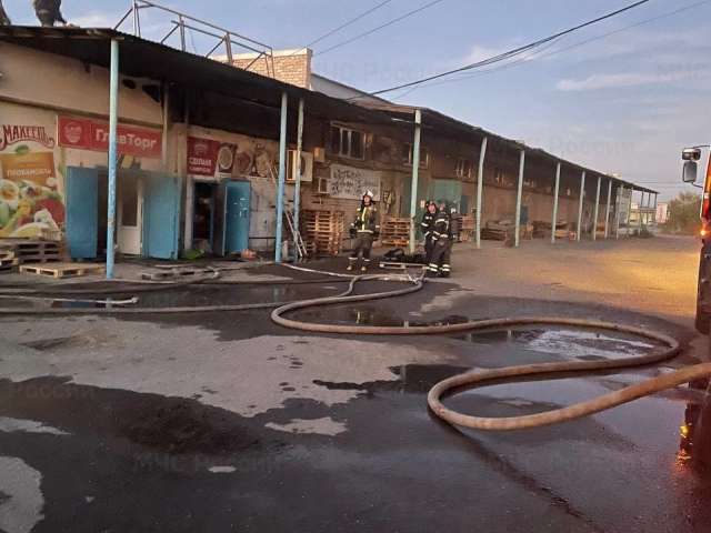 В Оренбурге на оптовом складе произошел пожар