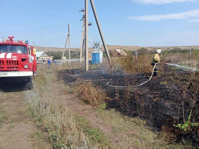 В Оренбуржье пожарные потушили возгорание сухой травы