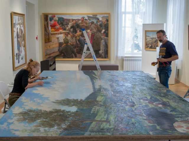 Битва с пылью и временем: в Оренбурге две исторические картины обрели вторую жизнь
