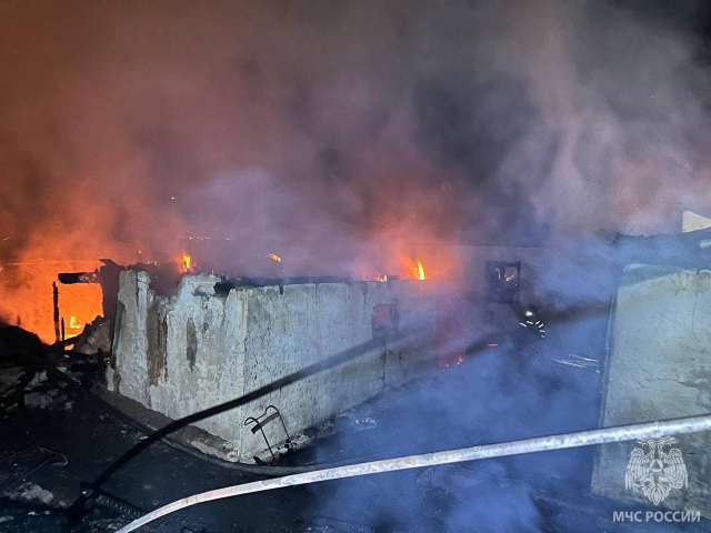 В Орске тушат хозяйственные постройки 