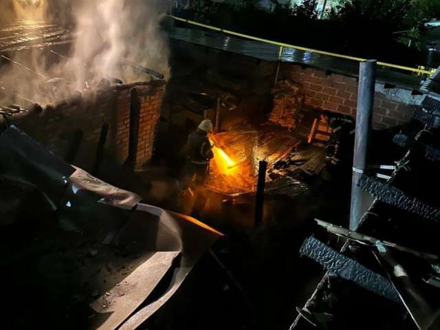 В Оренбурге на переулке Скорняжном горели хозпостройки 