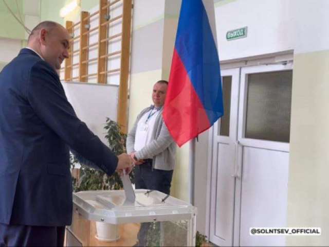 Евгений Солнцев посетил избирательный участок