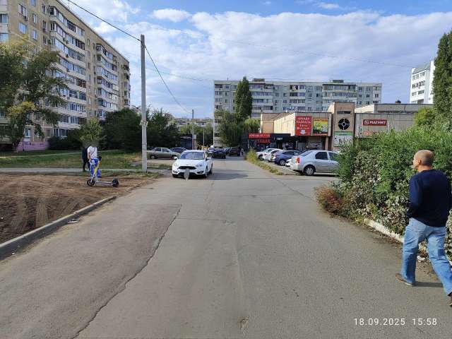 В Оренбурге 17-летняя самокатчица попала в больницу после столкновения с автомобилем
