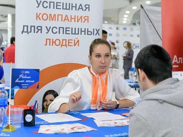 Больше 2,4 тысяч оренбуржцев нашли работу на ярмарке трудоустройства 