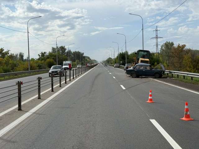 В Оренбурге водитель «ВАЗа» врезался в трактор. Пострадал человек 