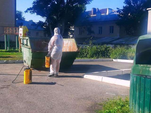 В Оренбурге обрабатывают площадки для мусора от насекомых и грызунов 