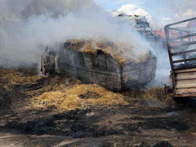 В Адамовском районе в пожаре сгорели сено и автомобиль, но дом удалось спасти