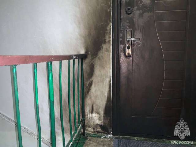 В Орске огнеборцы спасли троих жильцов из горящего подъезда