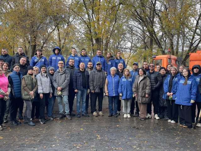 Депутаты Оренбургского городского Совета приняли участие в субботнике в сквере на улице Ткачёва