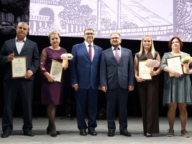 Депутаты Оренбургского горсовета поздравили сотрудников Областной детской клинической больницы с 60-летием