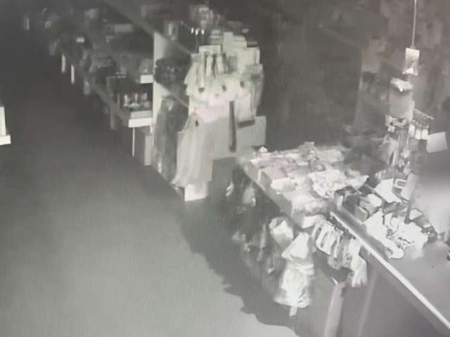 В Оренбурге мужчина залез в секонд-хенд через окно и украл 14,5 тысяч рублей