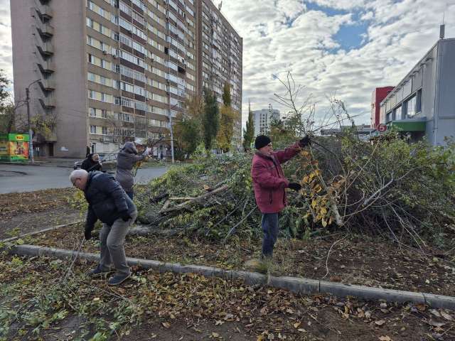 Более 500 оренбуржцев приняли участие в городском субботнике