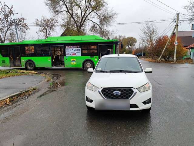 В Оренбурге столкнулись иномарка и пассажирский автобус. Пострадали пассажиры общественного транпорта