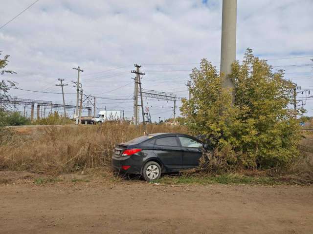 В Оренбурге иномарка врезалась в ЛЭП. Пострадали двое детей
