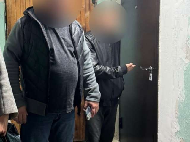 Оренбуржец украл деньги и кольцо из чужой квартиры