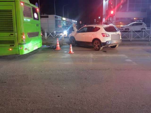 В Оренбурге иномарка сбила подростков на электросамокате