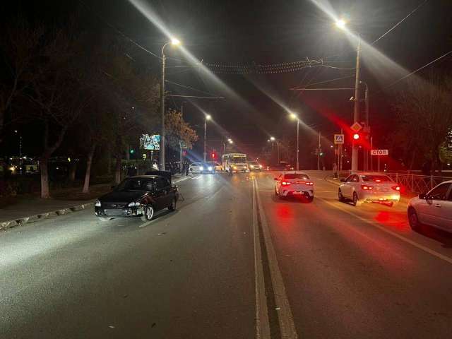 На пр. Дзержинского в Оренбурге под колеса ВАЗа попали двое подростков