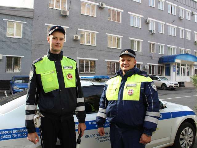 В Оренбурге полицейские помогли женщине вытащить ее автомобиль из ямы
