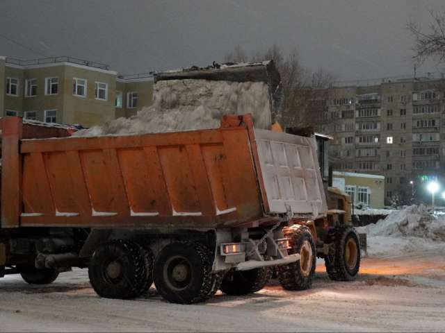 В Оренбурге продолжается уборка снега