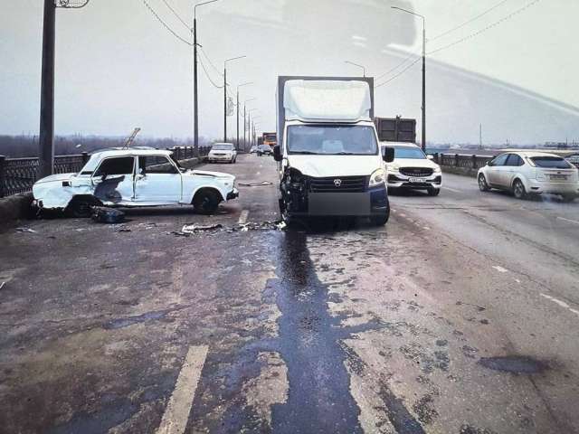 В Оренбурге «ВАЗ» выехал на встречную полосу и спровоцировал цепное ДТП