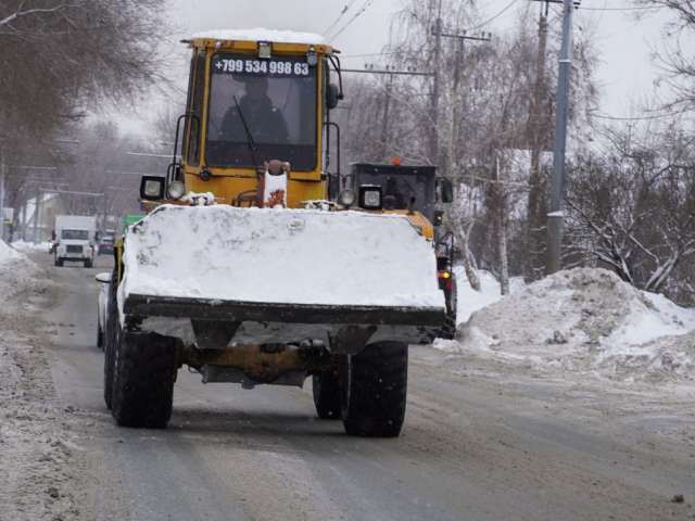 Коммунальщики Оренбурга продолжают очищать улицы от снега